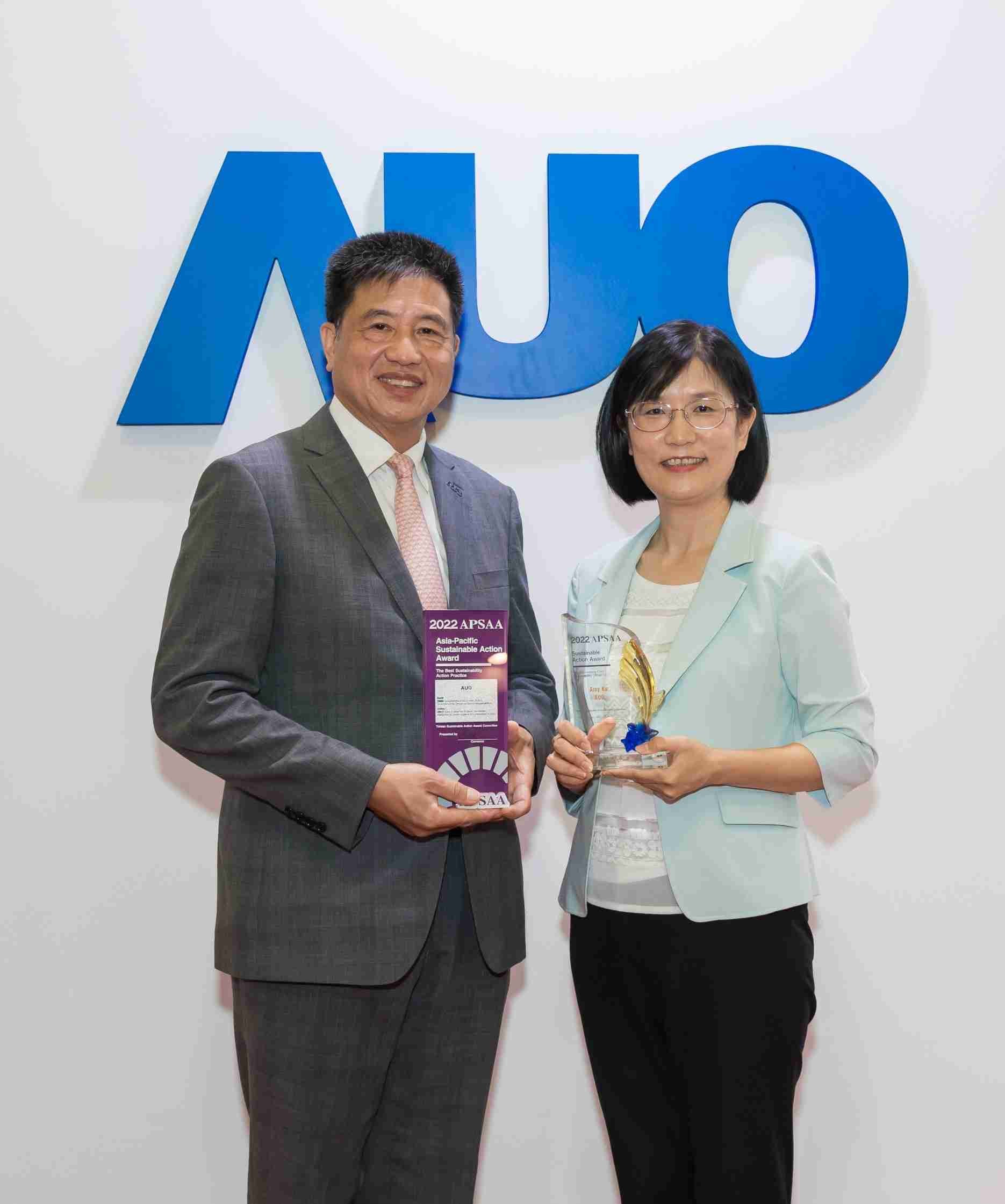 财神娱乐长期垫筑永续远景的基石，，透过ESG暨气候委员会逐步实践永续策略蓝图。。。。其中，，，财神娱乐光电永续长古秀华带领团队、、、制定中长期目标，，，缔造多面向亮眼表现，，，获得「顶尖永续长奖」的个人奖殊荣（左：财神娱乐光电董事长暨执行长彭双浪，，，，右：财神娱乐光电永续长古秀华）