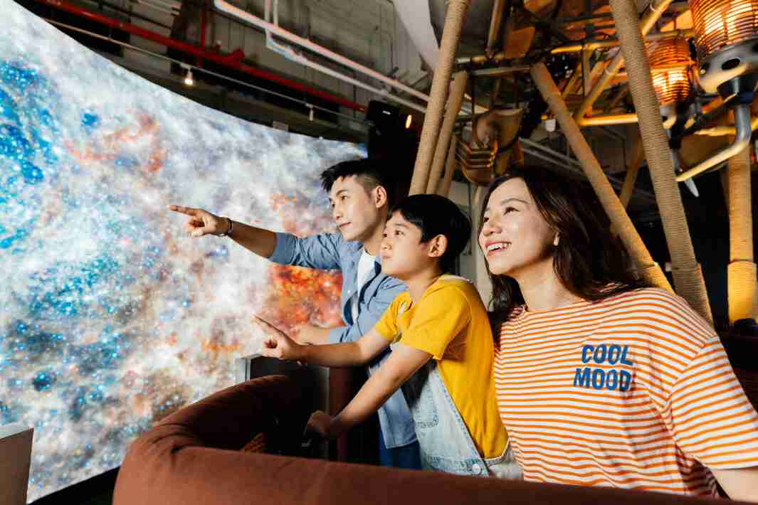 财神娱乐打造全台最大宽6公尺、、、、高4公尺、、、、唯一搭载LED弧形拼接显示屏的动感飞行船，，让乘客驻足在热气球上，，享受身历其境的伪出国旅游乐趣