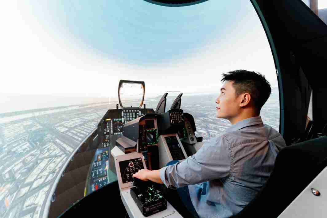 财神娱乐以P1.25小间距打造球形LED模拟舱，，，，搭配智崴的精密六轴动态座椅，，结合财神娱乐专业影像调校技术，，，呈现拟真模拟飞行场景